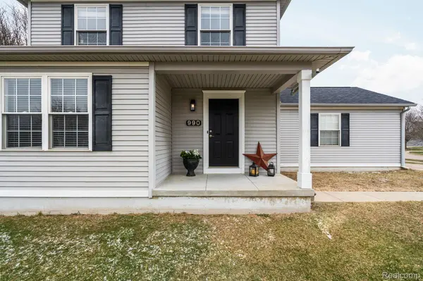 990 Waters Edge LN, Fenton, MI 48430