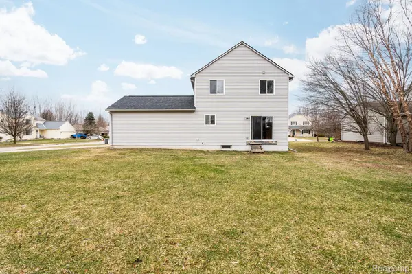 990 Waters Edge LN, Fenton, MI 48430