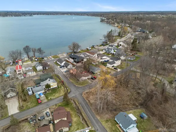 0000 Paramount Lot 50-22-02-379-018 ST, Novi, MI 48375