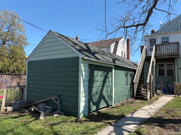 300 2nd ST, Wyandotte, MI 48192