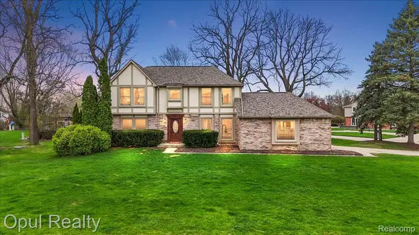 22797 Shadowglen DR, Farmington Hills, MI 48335