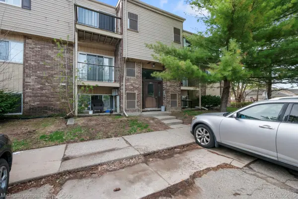 38271 Fairway CT, Clinton Charter Township, MI 48038