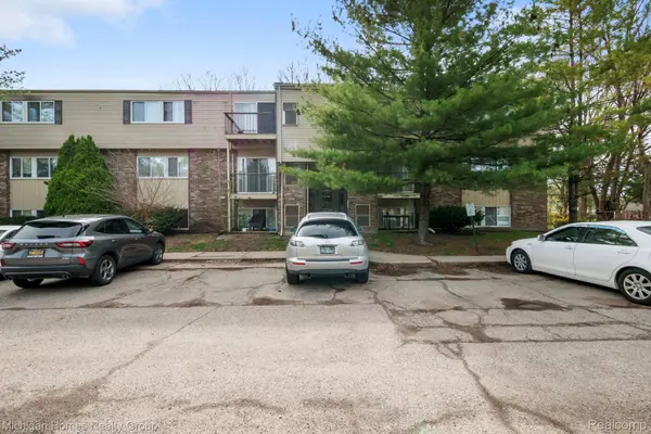 38271 Fairway CT, Clinton Charter Township, MI 48038