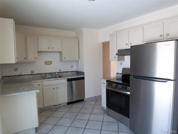 8269 Sterling, Center Line, MI 48015