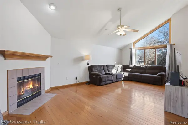 2015 Huntingdon DR, Wixom, MI 48393