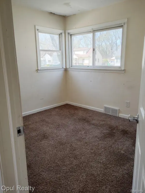 33511 Pierce ST, Garden City, MI 48135