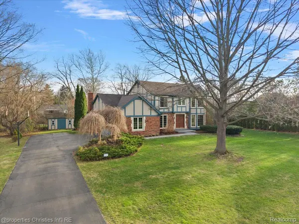 47269 S Chigwidden DR, Northville, MI 48167