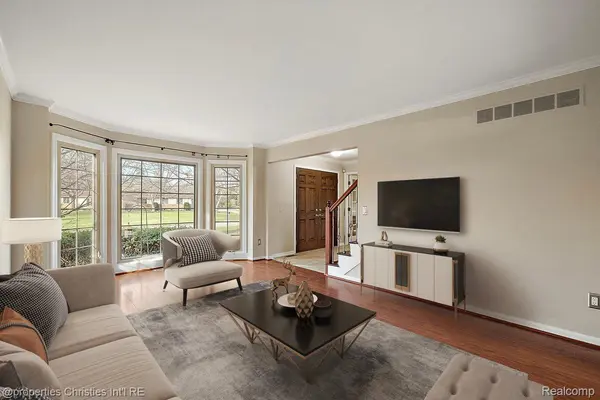 47269 S Chigwidden DR, Northville, MI 48167