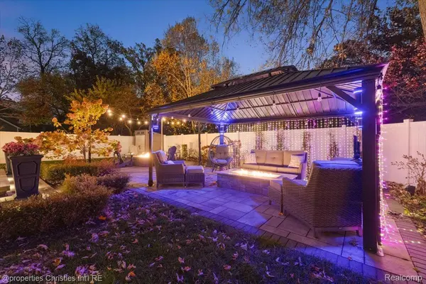 3233 Warick RD, Royal Oak, MI 48073