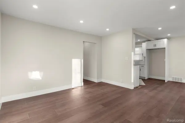 8900 Asbury PARK, Detroit, MI 48228