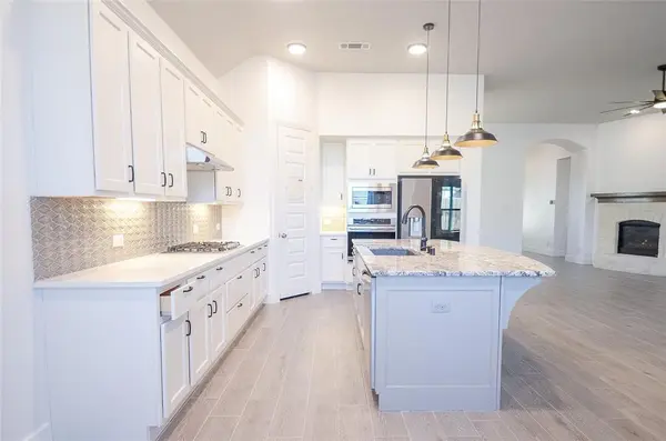 1121 Bridle Path Drive, Aubrey, TX 76227