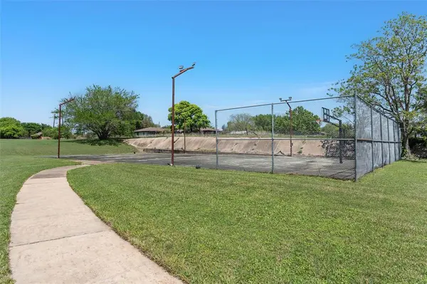 1049 W Moonlight Drive, Robinson, TX 76706