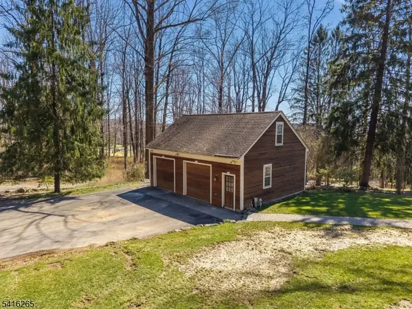 2 Driftway Dr, High Bridge Boro, NJ 08829