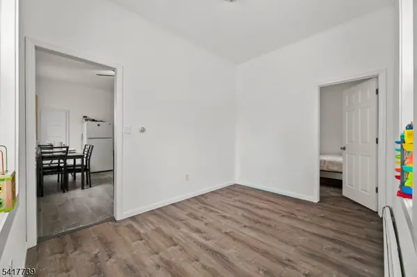 94 Center St, Clifton City, NJ 07011