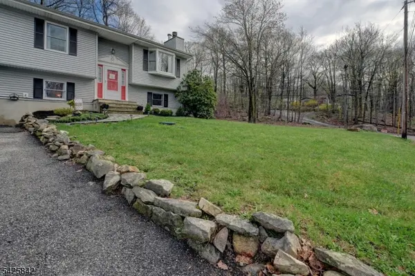 4 Birch Dr E, Vernon Twp., NJ 07422