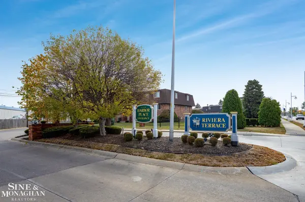 404 RIVIERA TERRACE DR, St Clair Shores, MI 48080