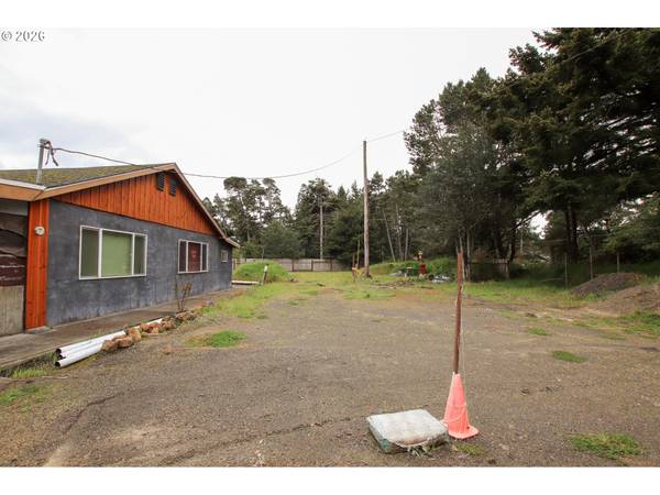 1120 RHODODENDRON DR, Florence, OR 97439