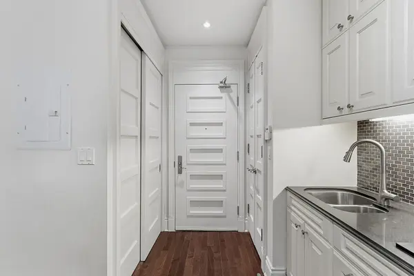 22 Leader LN #339, Toronto C08, ON M5E 0B2