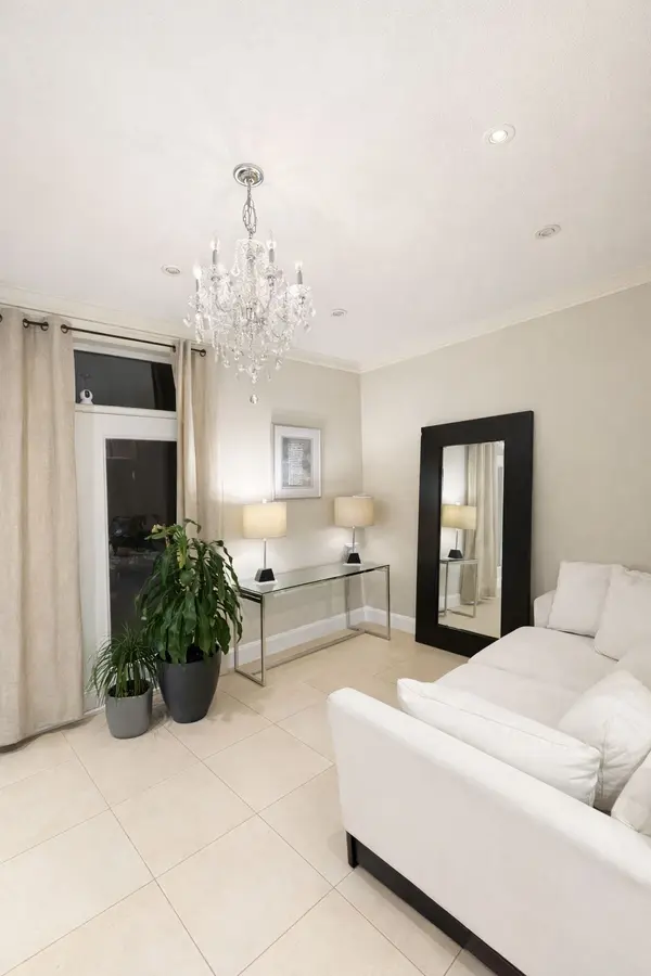 38 Henderson AVE, Toronto C01, ON M6J 2B8