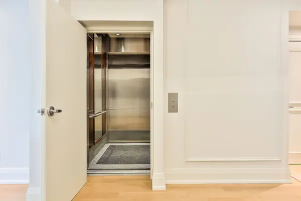 25 Scrivener SQ #909, Toronto C09, ON M4W 3Y6