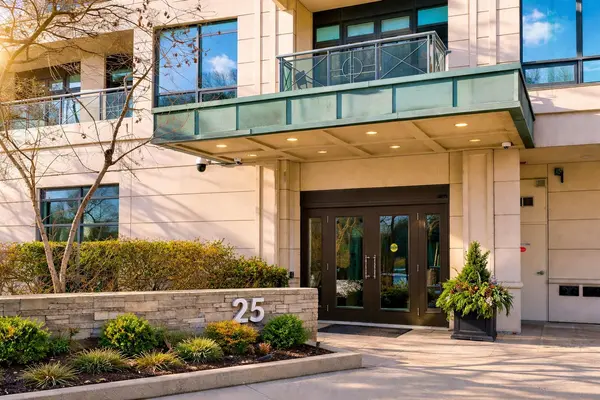 25 Scrivener SQ #909, Toronto C09, ON M4W 3Y6