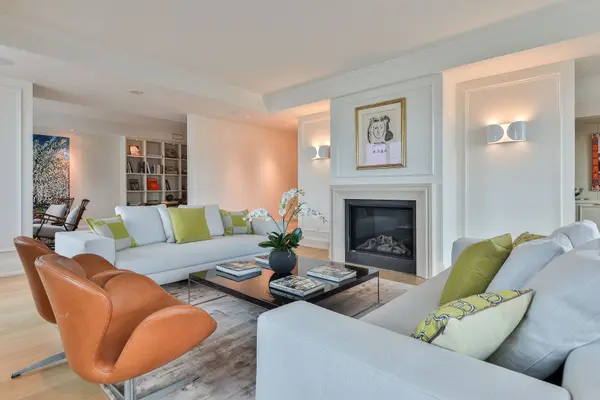 25 Scrivener SQ #909, Toronto C09, ON M4W 3Y6