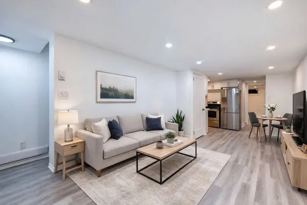 15 Ivy AVE #Lower, Toronto E01, ON M4L 2H6