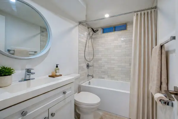 15 Ivy AVE #Lower, Toronto E01, ON M4L 2H6