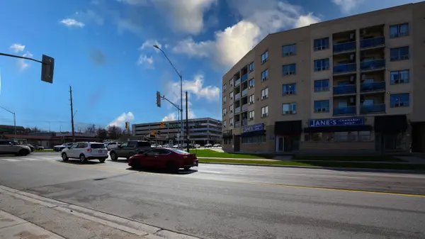 160 Wellington ST E #411, Aurora, ON L4G 1J3