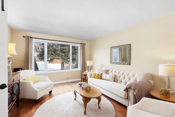 28 Camrose DR, Georgina, ON L4P 3L6