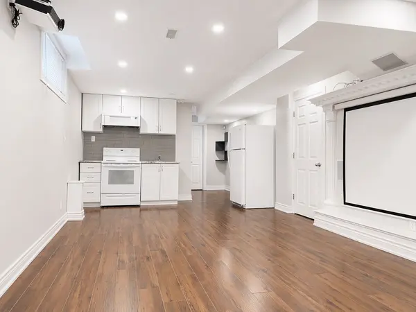 35 Kavanagh AVE E #Bsmt, East Gwillimbury, ON L9N 0P6