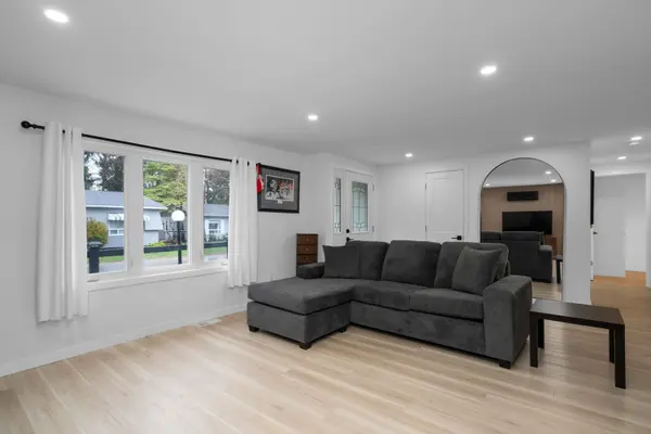 15 Cherrywood LN, Innisfil, ON L9S 1M9