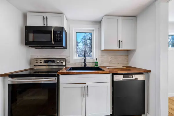 160 Duckworth ST, Barrie, ON L4M 3W4