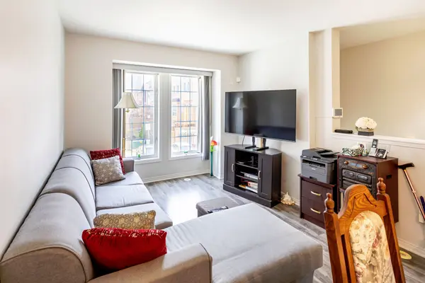 50 Strathaven DR #62, Mississauga, ON L5R 4E7