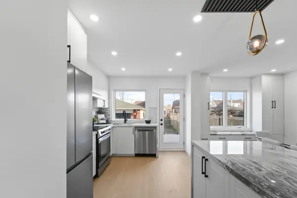 25 Falstaff AVE, Toronto W04, ON M6L 2C6