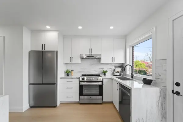 25 Falstaff AVE, Toronto W04, ON M6L 2C6