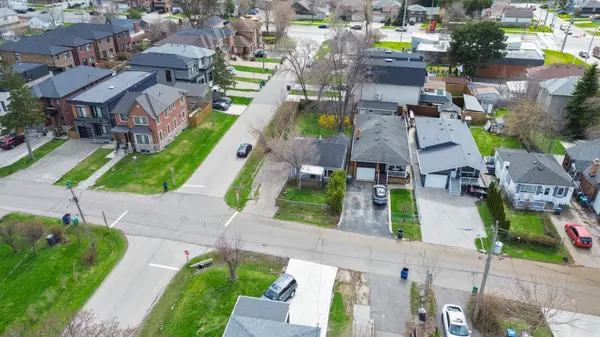 1062 West AVE, Mississauga, ON L5E 1W2