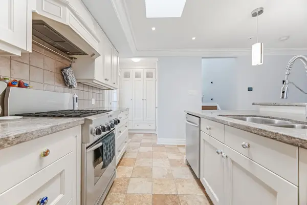 34 Lorraine CRES, Brampton, ON L6S 2R7