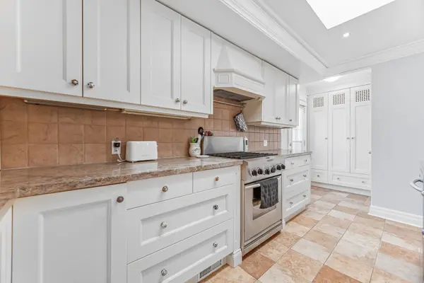 34 Lorraine CRES, Brampton, ON L6S 2R7