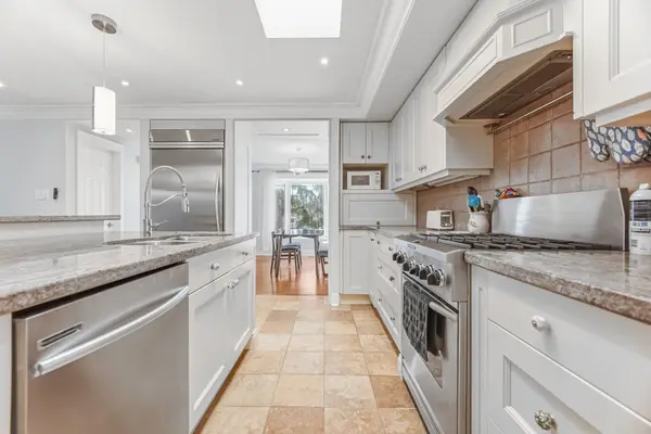 34 Lorraine CRES, Brampton, ON L6S 2R7