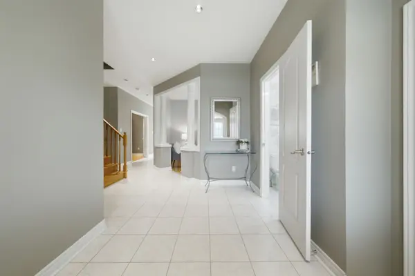 6386 Ormindale WAY, Mississauga, ON L5V 1J3