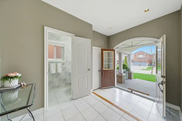 6386 Ormindale WAY, Mississauga, ON L5V 1J3