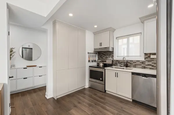 9 San Vito WAY, Toronto W05, ON M3L 2G7