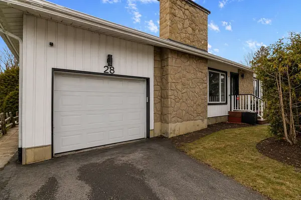 28 Carbrooke ST, Kanata, ON K2L 1B3