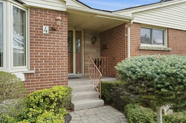 4 Tilbury CT, Hamilton, ON L8T 2M4