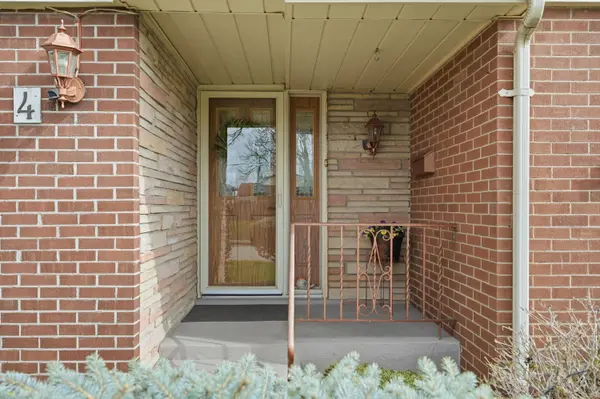 4 Tilbury CT, Hamilton, ON L8T 2M4