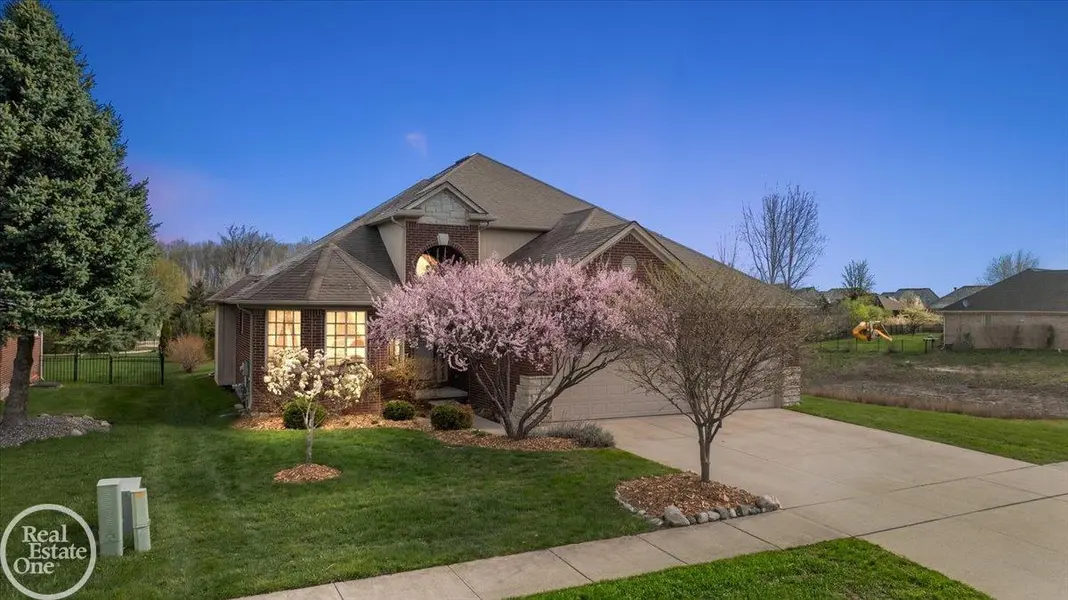 15833 Kingsway DR, Macomb Twp, MI 48044