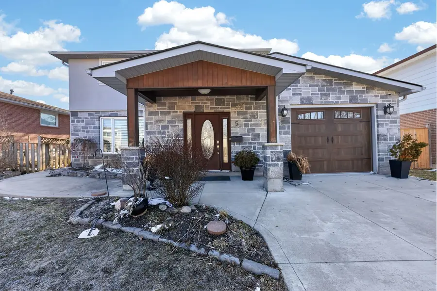 5 Jills CT, Barrie, ON L4M 4L6