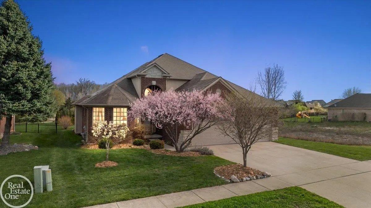 15833 Kingsway DR, Macomb Twp, MI 48044