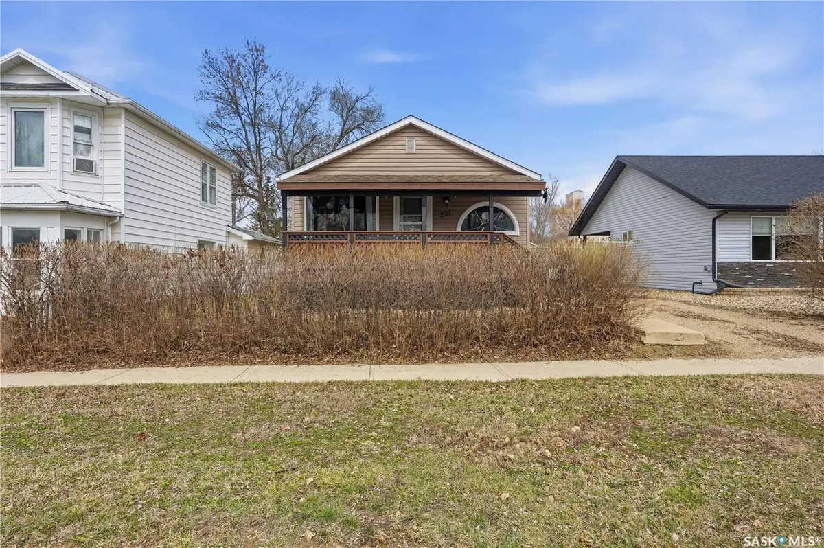 231 5th AVENUE W, Gravelbourg, SK S0H 1X0